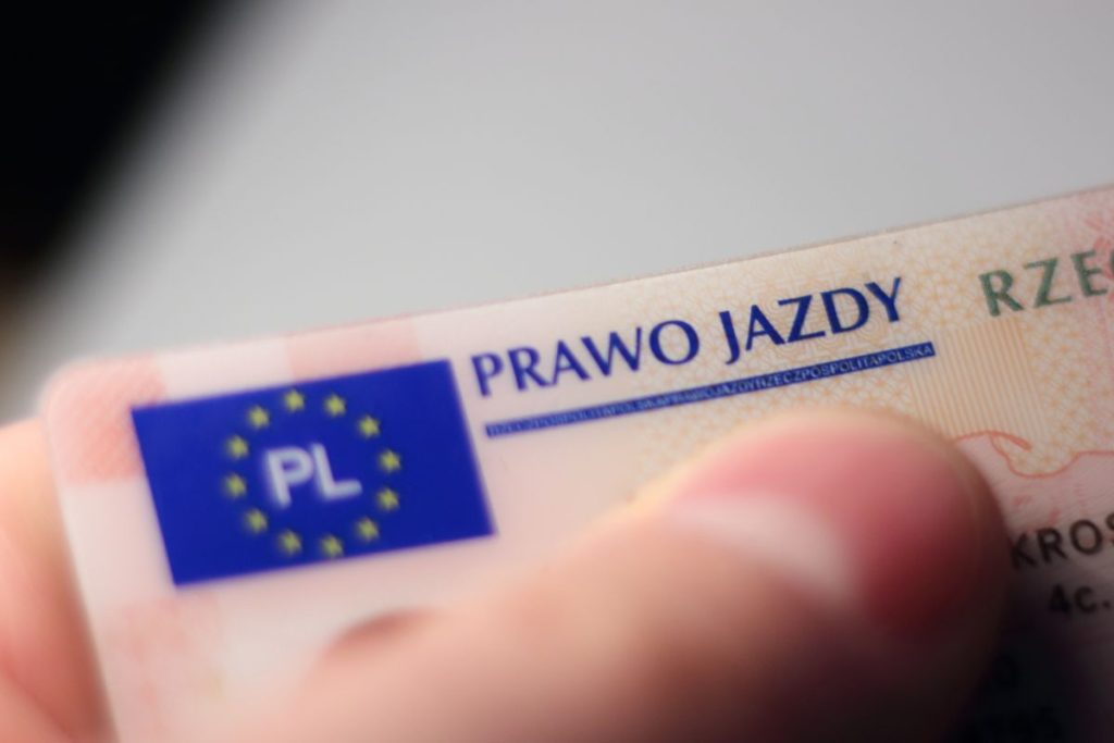Masz bezterminowe prawo jazdy? Od tej daty traci ważność. Rząd podał nowy cennik