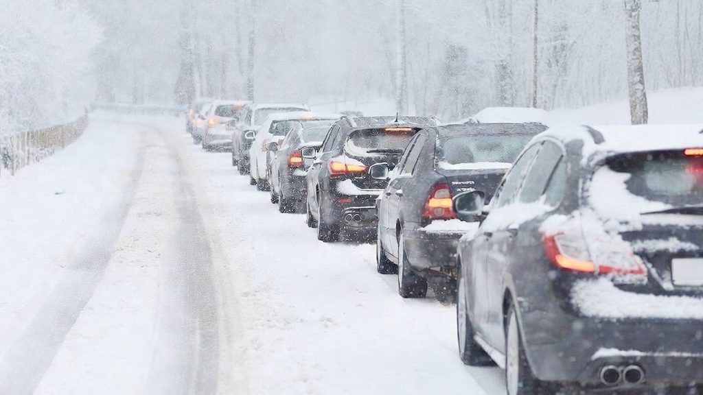 Śnieżny szok w marcu: do 30 cm śniegu i paraliż komunikacyjny na południu. Jak przetrwać nagły powrót zimy?