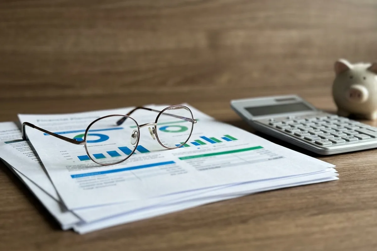 800 plus dla seniorów, czyli rekompensata dla osób po 50. roku życia za trud wychowania dzieci. Czy nowy dodatek za rodzicielstwo dla seniorów wejdzie w życie w 2026 roku?