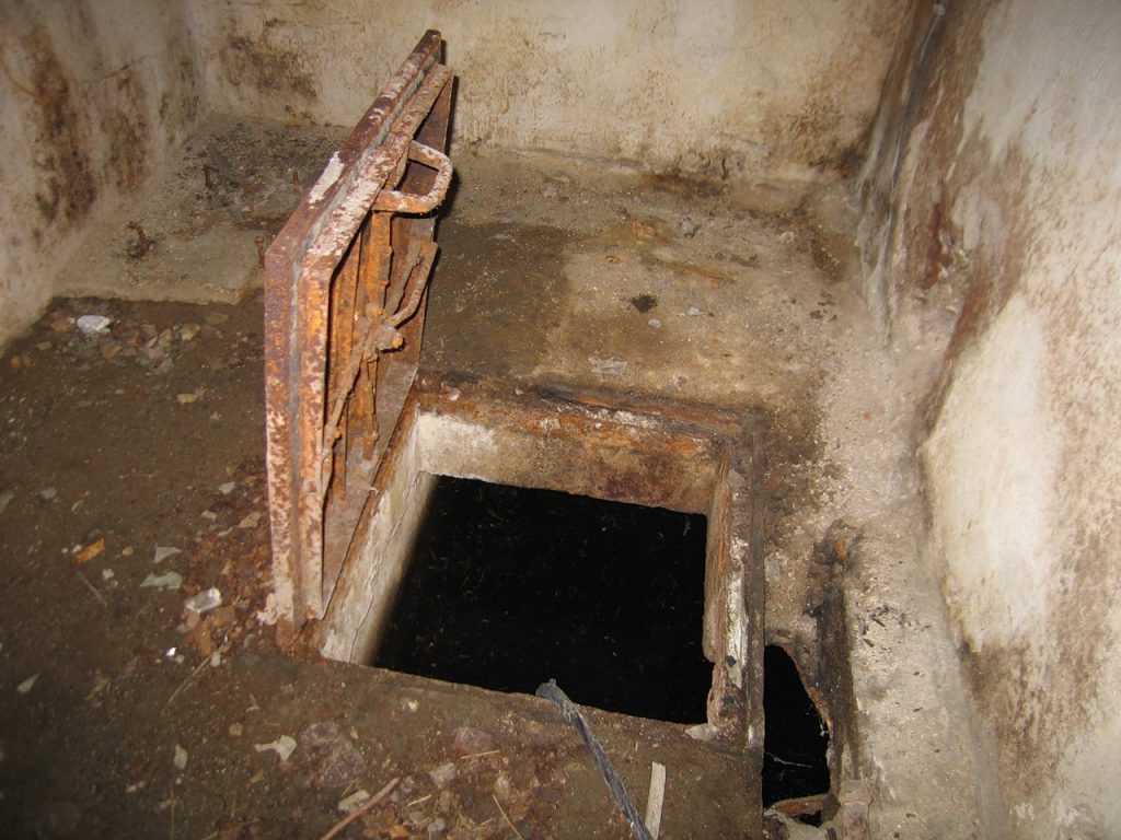 Rodzina przez 30 lat żyła nad tym betonowym włazem: kiedy go otworzyli, musieli wezwać wojsko