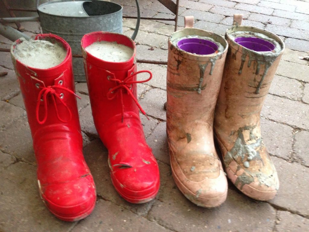 Genialny trik z betonem i starymi butami: Twój ogród zyska darmowy system nawadniania i designerski wygląd