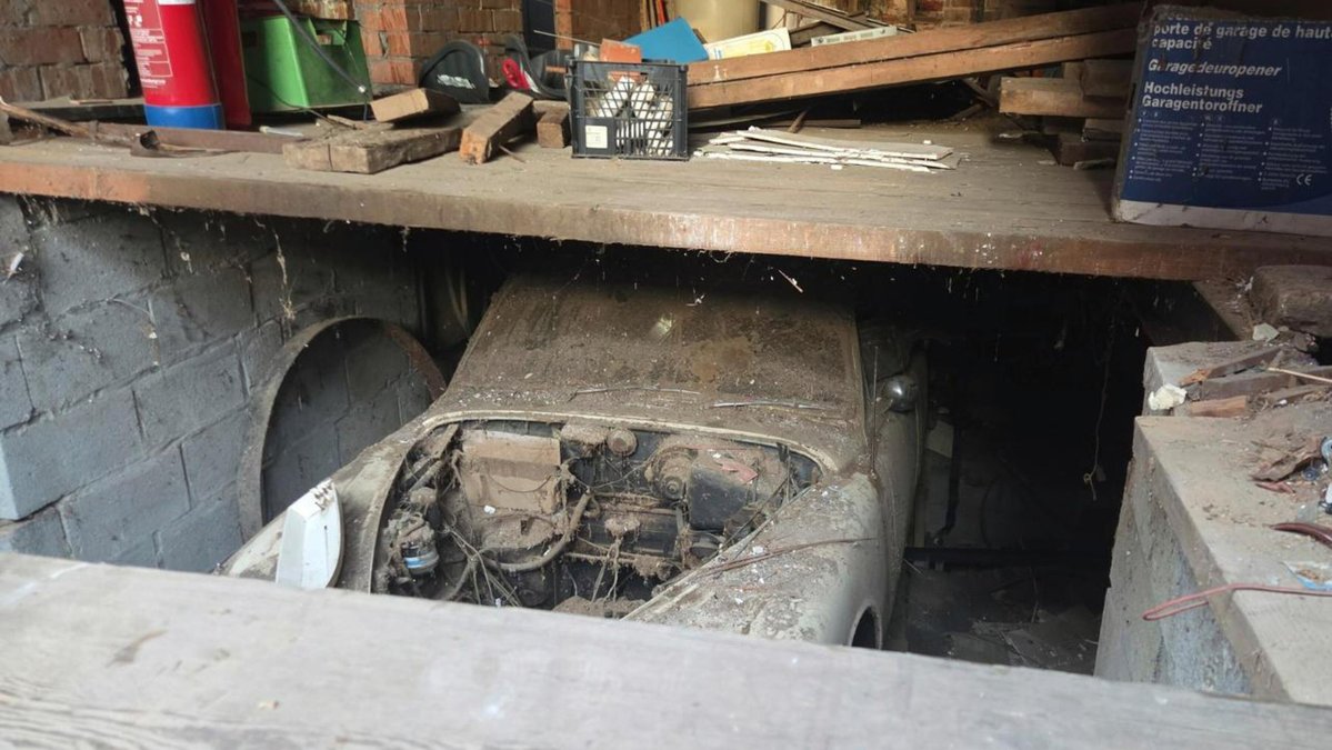 50 lat temu ktoś ukrył Jaguara pod podłogą restauracji. Wydobyto go niczym sarkofag faraona