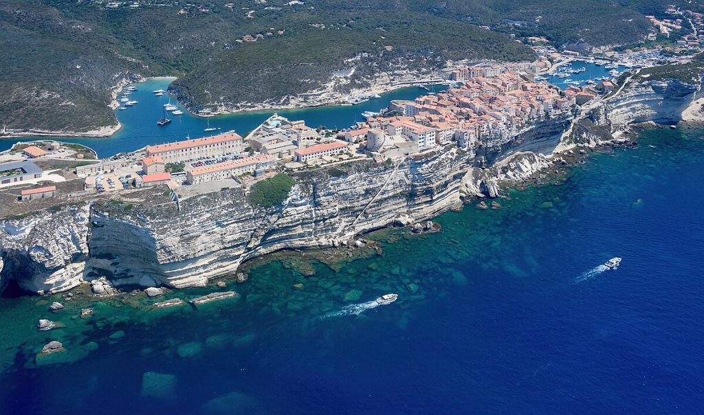 Bonifacio: Miasto zawieszone na klifach, które podbiło serca Europejczyków