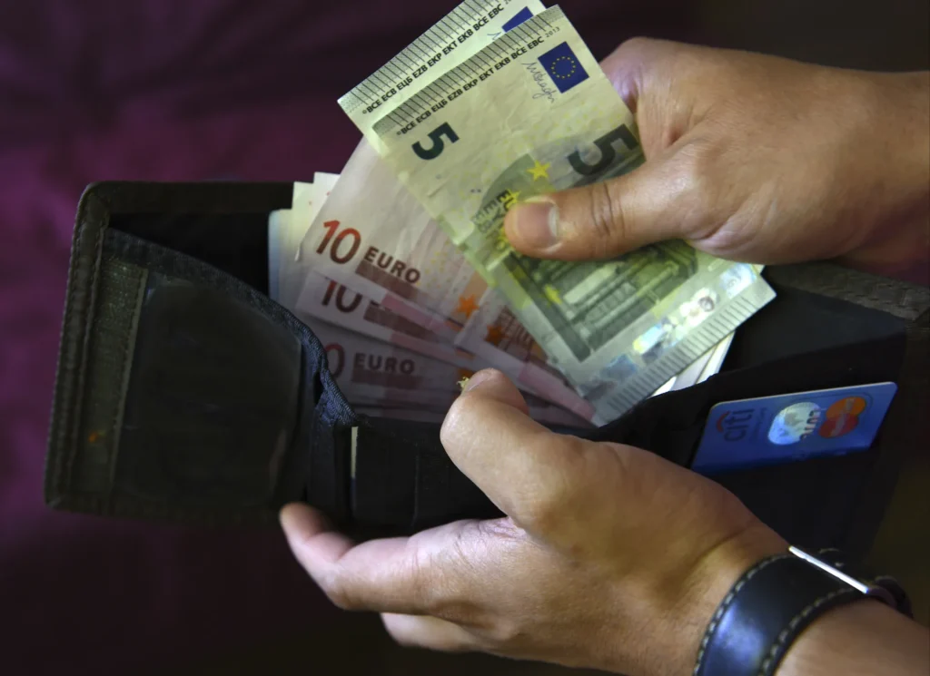 Co oznacza układanie banknotów od najniższego nominału? Psychologia zdradza prawdę o Twojej osobowości