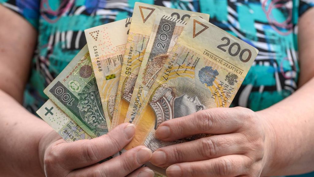 800 plus dla seniorów, czyli rekompensata dla osób po 50. roku życia za trud wychowania dzieci. Czy nowy dodatek za rodzicielstwo dla seniorów wejdzie w życie w 2026 roku?