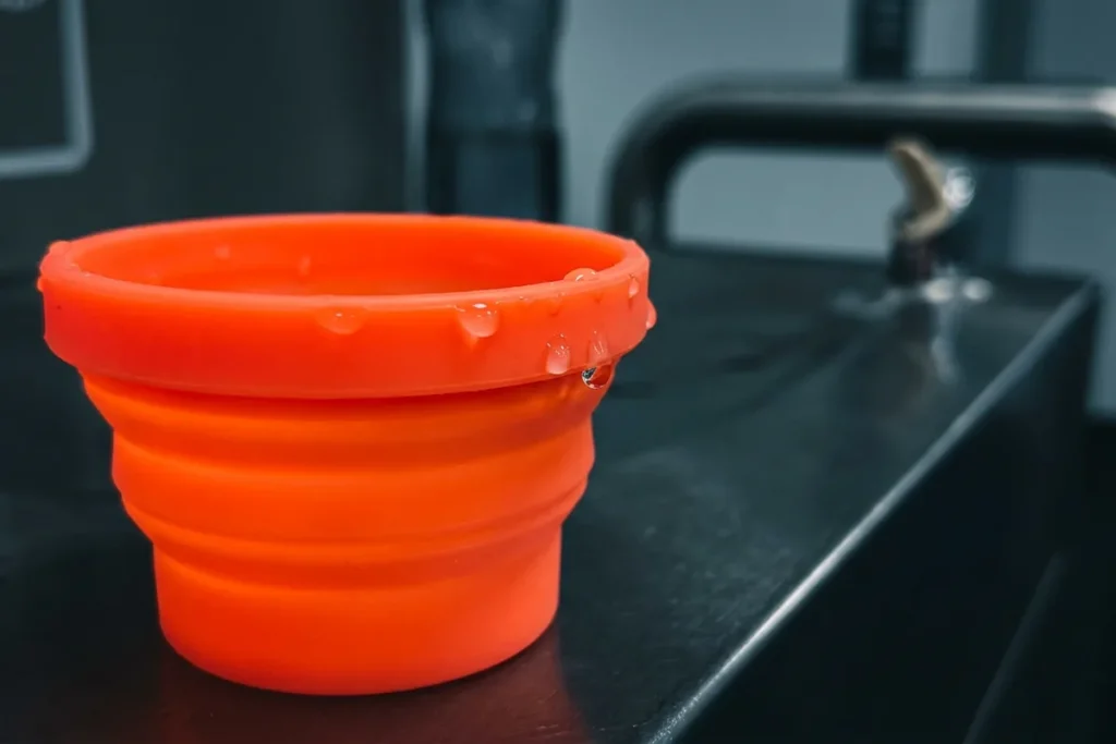 Biegacze mają dość brodzenia w plastiku: ten genialny patent z USA zmienia zasady gry