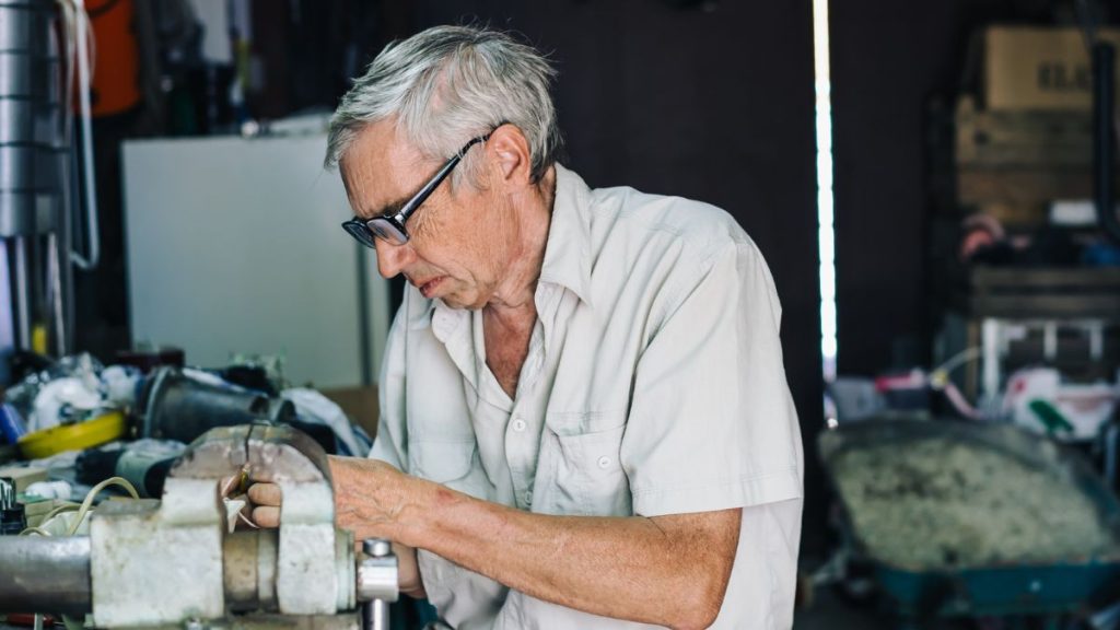 Pracował 42 lata i zgromadził majątek, ale po trzech tygodniach emerytury zaczął wariować we własnym garażu