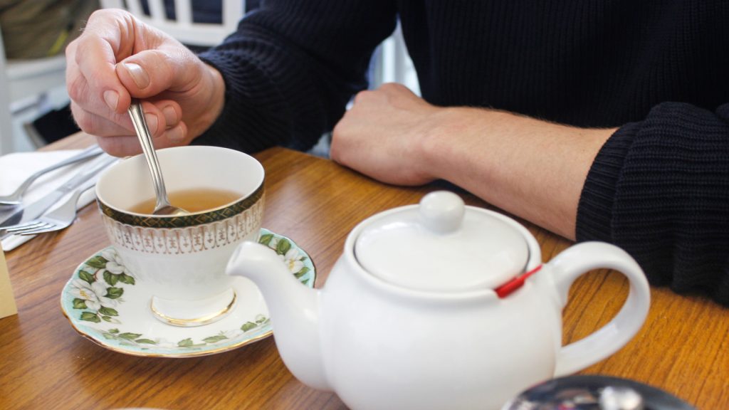 Zielona herbata: korzyści, przeciwwskazania i sposób parzenia, który zmienia wszystko