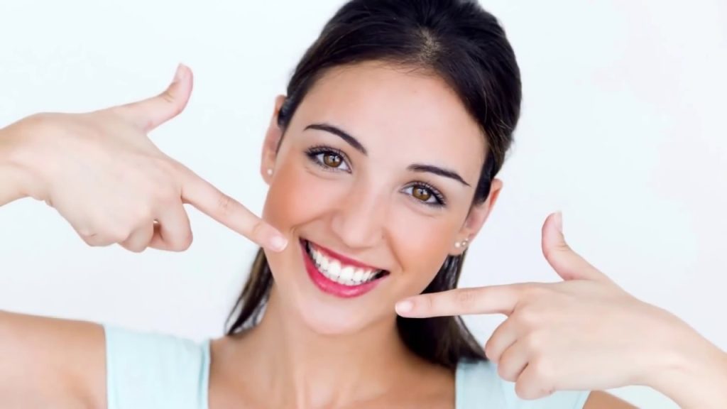 Ani soda, ani ocet: skuteczny sposób na usunięcie kamienia nazębnego i śnieżnobiały uśmiech