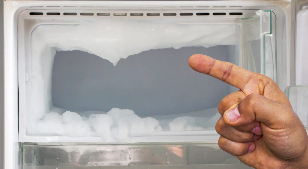 Żegnaj lodzie w zamrażarce: Genialny trik na rozmrażanie bez wyłączania lodówki z prądu