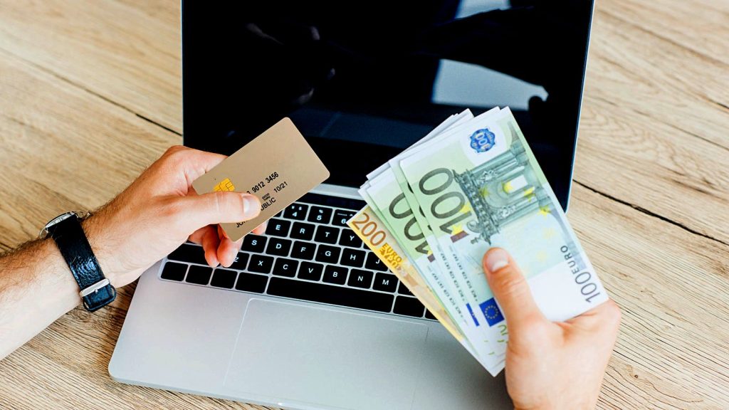 Gotówka czy karta w telefonie? Bank Szwecji wydaje pilne zalecenia dla obywateli