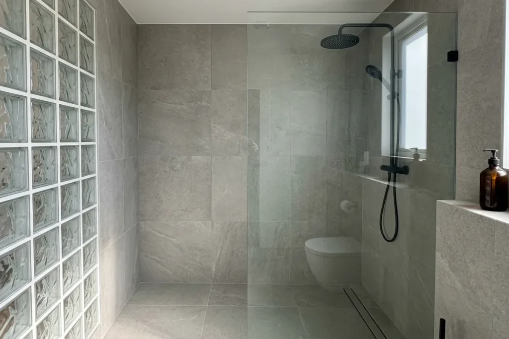 Pożegnaj tradycyjne kabiny: 7 modnych alternatyw, które zapobiegną zachlapaniu łazienki