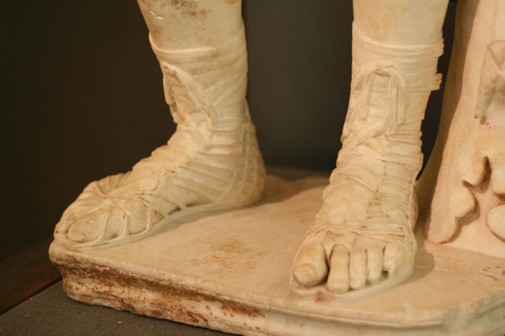 Rzymskie sandały na mozaikach to nie ozdoba – to ukryty kod statusu i władzy, który musisz znać