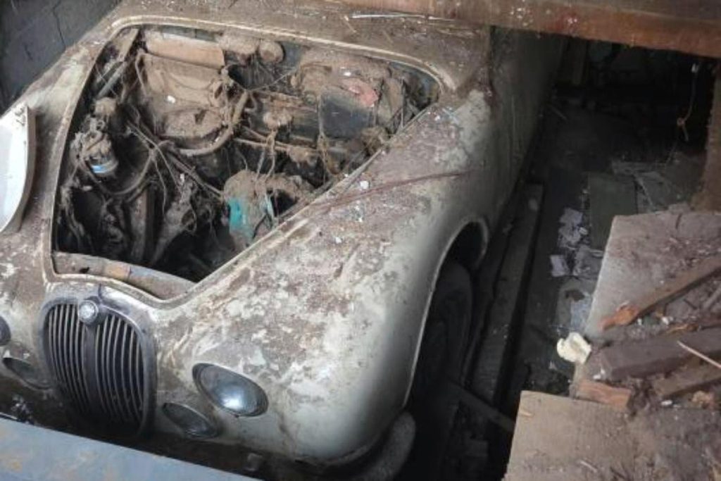 50 lat temu ktoś ukrył Jaguara pod podłogą restauracji. Wydobyto go niczym sarkofag faraona