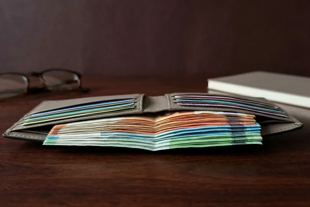 Układasz banknoty od najmniejszego do największego? To nie tylko nawyk – to Twoja tarcza psychologiczna