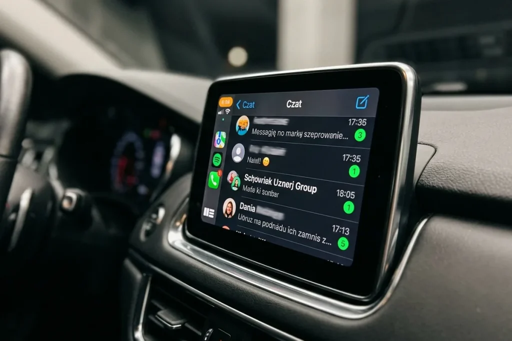 WhatsApp na Apple CarPlay zmienia zasady gry: Koniec z zerkaniem na telefon w aucie!