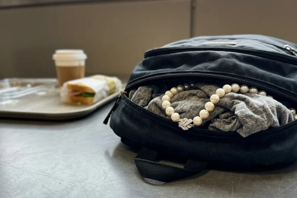 Okradł własną ciotkę i chciał uciec do Londynu. Wpadł na lotnisku z perłami w plecaku!