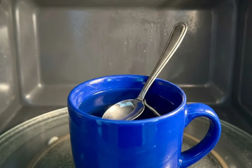 Włóż metalową łyżeczkę do kubka w mikrofali. Ten stary trik chroni przed „wybuchem” wrzątku!